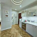 Vipwarsawapartments Sapphire Mennica * Varşova